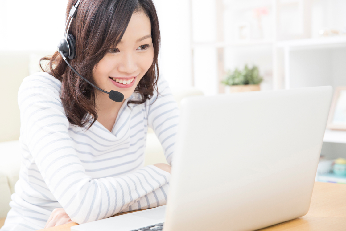 オンラインで話す女性